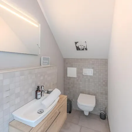 Penthouse Stine Χούζουμ